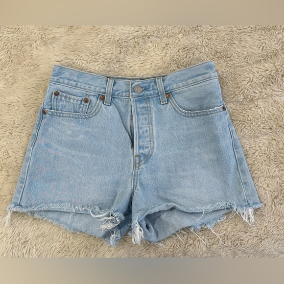 Levi’s Light Wash Wedgie High Waist Denim Shorts - Picture 3 of 11